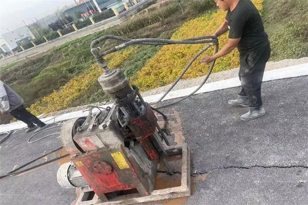 浮山马路面下沉注浆加固